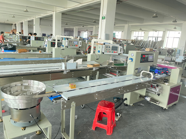 Vibrating plate automatic feeding compression mask packaging machine