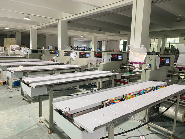 Automatic multiple puffed food packing machine